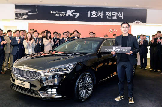 기아자동차는 지난달 28일 압구정동 기아차 사옥에서 올 뉴 K7 1호차 전달식을 열고, 수의사 겸 크로스핏 트레이너인 최동혁(40)씨에게 차량을 전달하고 200만원 상당의 주유 상품권을 제공했다. <기아자동차 제공>